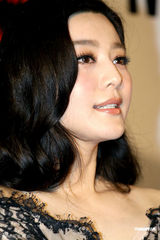 组图：范冰冰庆功宴洒热泪 现场大方派送拥抱