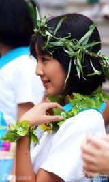 组图：点读机女孩中学生活照曝光 依旧清秀可爱