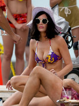 组图：杰西卡-派尔拍《广告狂人》 明亮比基尼抢眼