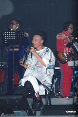 组图：陈奕迅开唱手受伤 与谢霆锋是“最佳损友”