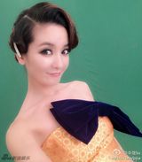 组图：李晟晒孔雀开屏发型 红唇冷艳气质傲娇