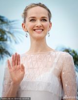 组图：《孤独情事》记者会 杰西卡依偎麦卡沃伊