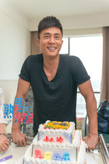 组图：杜淳《熟男养成记》片场庆生