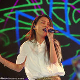 组图：田馥甄亮相歌迷会 单身主义把握当下就好