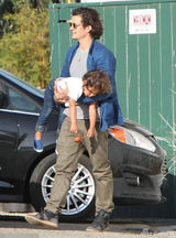 组图：奥兰多-布鲁姆与儿子周末欢聚 街头亲亲