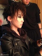 组图：谢楠史上最叛逆造型曝光 演绎不良少女