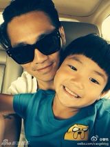 组图：曹格儿子变暖男 齐刘海可爱呆萌