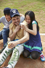 组图：邵兵携子女登杂志封面 尽显慈父形象