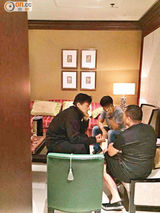 组图：港媒曝成龙与好友商谈照 满脸愁容