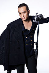 组图：黄觉个性写真展男人两面 细腻又爷们