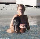 组图：芭儿-莱法利比基尼出海 与光头男友激吻