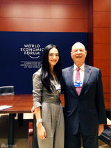 组图：姚晨亮相夏季达沃斯论坛 长发披肩知性