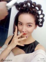 组图：李晟晒孔雀开屏发型 红唇冷艳气质傲娇