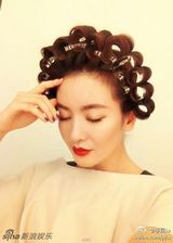 组图：李晟晒孔雀开屏发型 红唇冷艳气质傲娇