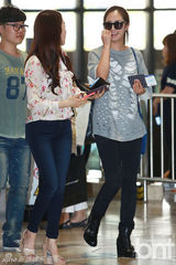 组图：少女时代赴日现身机场 休闲便衣美丽无敌