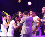 组图：李玟捞金遇疯狂粉丝 混乱中遭“咸猪手”