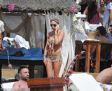 组图：杰拉德妻子比基尼秀 身材火辣依旧