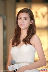 组图：吴千语低胸雪白婚纱现身 气质优雅