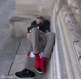 组图：《花爷》玩转巴黎 苦力刘烨惨遭粉丝无视