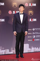 组图：金曲红毯Selina险摔倒 萧敬腾招雨3J比帅