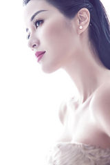 组图：叶璇演绎视觉大片 妆容精致造型百变