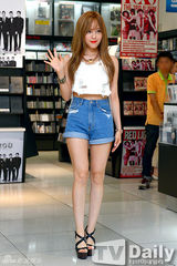 组图：T-ara孝敏出席活动 短T热裤秀性感