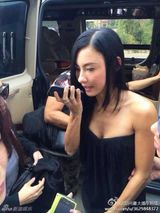 组图：张柏芝到河南商演 低胸露背再显性感