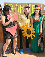 组图：脱衣舞娘蒂塔戴花朵扮俏 大笑秀招牌爆乳