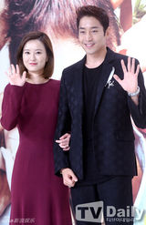 组图：韩星郑有美出席发布会 长裙显优雅