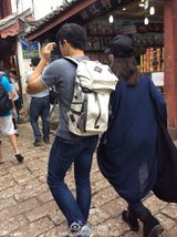 组图：隆诗牵手游丽江 吴奇隆贴心为女友夹菜