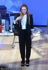 组图：林赛-罗韩宣传主演话剧 深鞠躬致谢粉丝