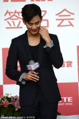 组图：金秀贤沈阳捞金呆萌 幸运女粉零距离接触