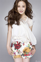 组图：陶红写真秀身材 “逆龄女神”范儿十足