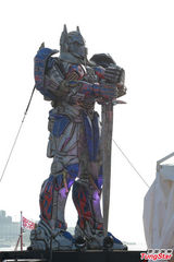 组图：《变4》香港首映在即 擎天柱屹立维港