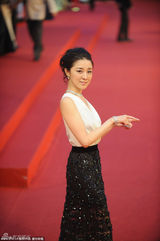 组图：日本女演员伊藤步亮相 与粉丝亲切击掌