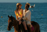 组图：《分手大师》邓超扮黑人 与娜扎海滩骑马