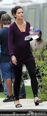 组图：前阿汤嫂挺大肚现身片场 穿休闲装变慈母