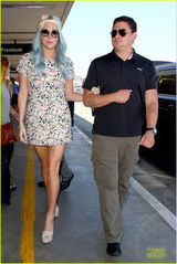 组图：钱妞Kesha手挽壮男 碎花短裙秀长腿