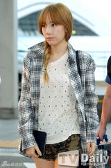 组图：少女时代低调现身机场 休闲装青春洋溢