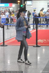 组图：刘亦菲穿牛仔装帅气现身 与粉丝合影亲民