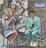 组图：斯威夫特蓝裙捞金显魅力 露灿笑坐姿可爱