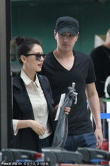 组图：高圆圆赵又廷牵手机场 缠绵拥吻旁若无人