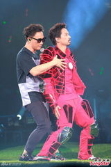 组图：郭伟亮音乐会大咖多 陈奕迅骑车登场搞怪