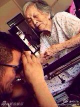 组图：孙兴海南灾区赈灾 烈日下挥汗抗救灾物资