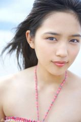 组图：《金田一》女星川口春奈曝私照 海边玩比基尼诱惑