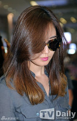 组图：少女时代低调回国 戴墨镜低头不语