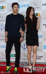 组图：韩星白珍熙出席活动 红裙优雅性感