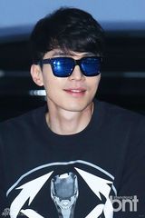 组图：韩星李栋旭现身机场 休闲装显帅气