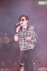 组图：张学友郑秀文等红馆开唱致敬张耀荣