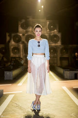 组图：司卉亮相时装周 百变造型妩媚时尚